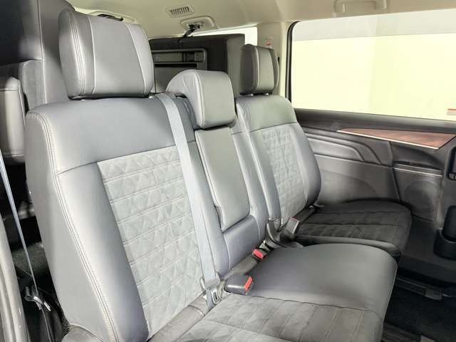 【2列目シート】店舗にて現車の確認も頂けますので、お電話で在庫のご確認の上是非ご来店くださいませ！！！後席モニター(フリップダウンモニター)の取付も可能です。