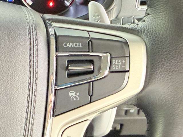 【レーダークルーズコントロール】 高速道路で便利な自動で速度を保つクルーズコントロールが、衝突軽減システムと連携し、前方の車両を感知して車間を保つように速度調節してくれます！！！