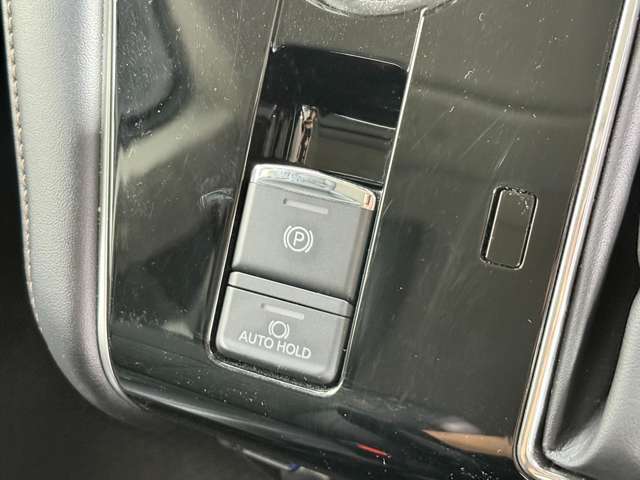 【電動パーキングブレーキ＆ブレーキホールド】 スイッチを入れると、信号待ち等で停車時、ブレーキを離しても自動でブレーキが効いた状態になり、指先の簡単操作でパーキングブレーキの作動や解除が可能です！！！