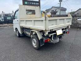 【安全にお乗りいただく為に】自社工場で整備作業や消耗品の交換を行った後、ディーラー様による点検を受けお客様へお届けしております。二重点検を行うことでより安全で安心してお乗りいただけると考えています。