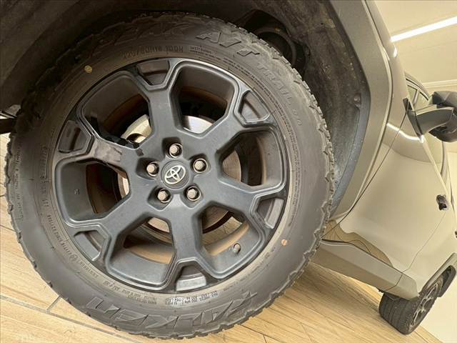 【純正アルミホイール】を装備しております。バランスのとれたアルミホイールは高速走行も安定性が高くなっております。