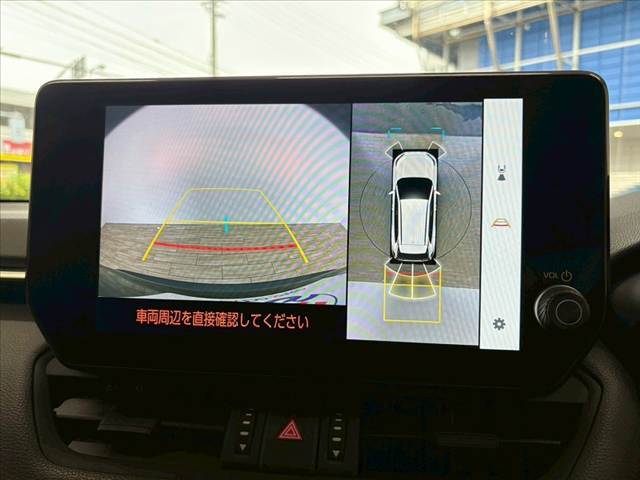 【パノラミックビューモニター】を装備しております。全周囲カメラで危険察知。狭い駐車場でも安心して駐車できますね。