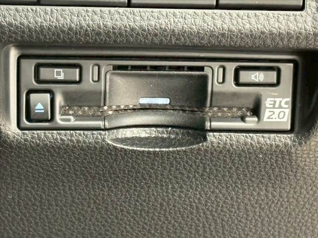 【ETC車載器】を装備しておりますので、ご納車直後からの遠距離ドライブも可能です。土日の利用料金の割引や、朝夕の通行料金を割引料金で高速道路をお楽しみいただけます。