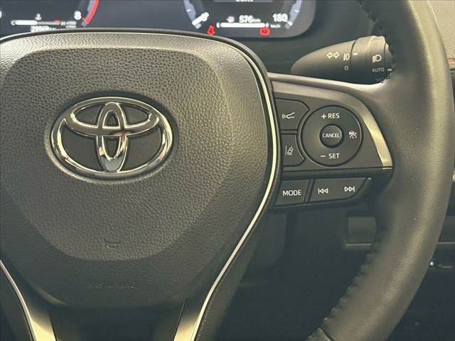【レーダークルーズコントロール】装備車両です。レーダーやカメラを使って前を走るクルマの状況を検知して速度を調整してくれます。遠距離ドライブの高速道路などでは大活躍で疲労軽減に役立ちます。