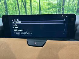 【12.3インチマツダコネクト】車内の雰囲気にマッチした大型ディスプレイ。スマホ接続でのナビ使用やBluetooth再生等、様々な機能が楽しめます。直感的なダイヤル操作が可能で、使い勝手も良好です。