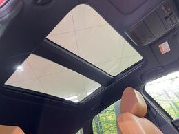 【サンルーフ】開放感たっぷりの希少装備、サンルーフが装着されています！車内に明かりを取り入れたり景色を楽しむ以外にも、車内の空気も簡単に換気できて快適です！
