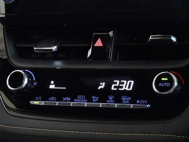 車内を快適に、オートエアコンを装備してます。