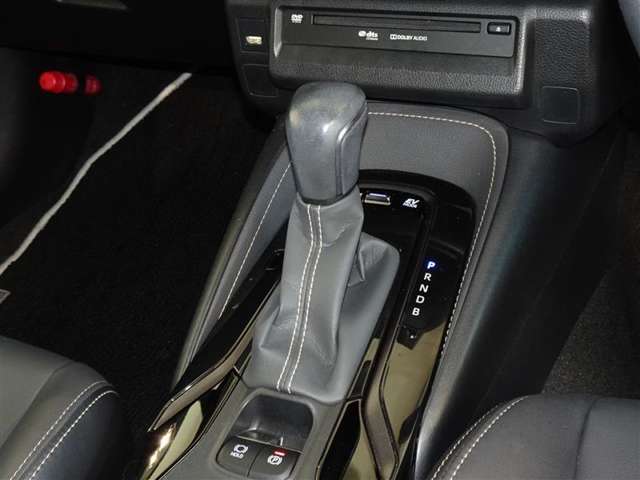 電動パーキングブレーキ・ブレーキホールドを装備してます。ホールド機能は信号待ちが多い一般道で疲労軽減になり、大好評です！