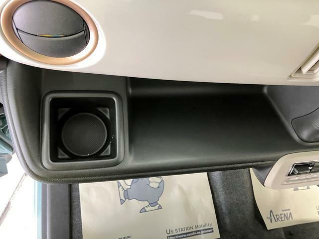 助手席前のオープントレイには、BOXティッシュを置くことができます。運転席からでも手が届き、使い勝手◎