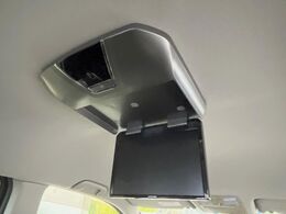 【フリップダウンモニター】大画面モニターで後席でもエンタメをお楽しみいただけます。小さなお子様にも大人気の装備です♪