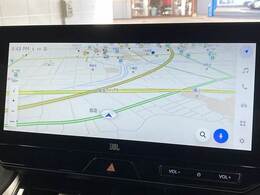 【純正ナビ】一体感のあるナビは、高級感ある車内を演出してくれます。Bluetooth再生などオーディオ機能も充実しておりますので、運転もより楽しめます♪