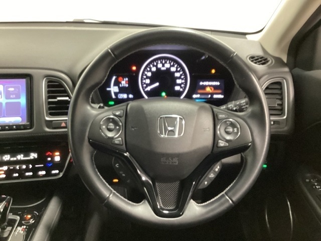 ハンドルにHondaセンシング系のクルーズコントロールやレーンキープアシストなどのスイッチと、オーディオの操作スイッチが装備されています。ハンドルから手を離さず安全に操作できます。