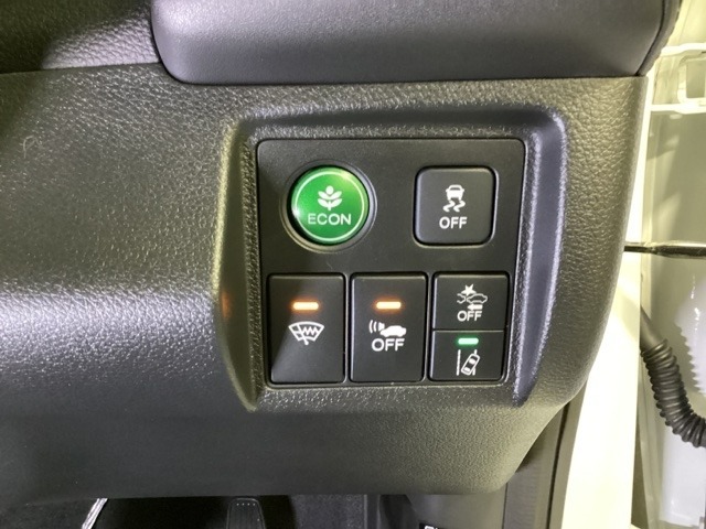 Hondaセンシング用の、VSA（ABS＋TCS＋横滑り抑制）解除とレーンキープアシストシステムのメインスイッチなどはハンドルの右側に装備しています。燃費に役立つECONボタンもここです。