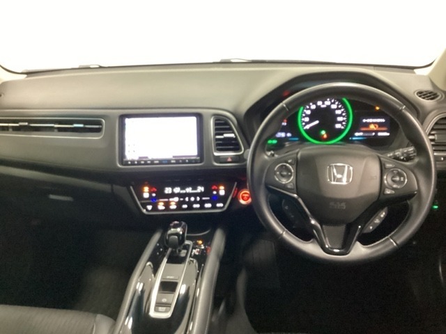 車内は光触媒抗菌消臭施工済です。インパネ周りはスタイリッシュなデザインで機能や装備も充実しています。グローブボックスやカップホルダーのほかにトレーなどたくさんの収納スペースが付いています。