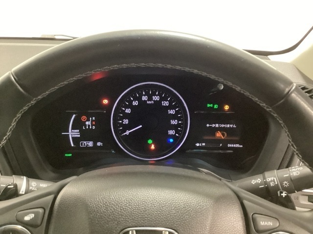 ハイブリット車専用のメーターです。中央のスピードメーターより左右のサブデスプレイで燃費や動力伝達などの情報が見れるようになっています。