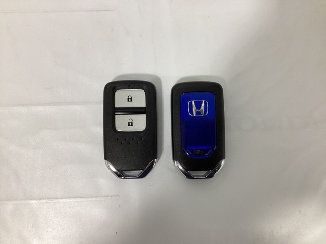 スマートキーを装備しています。鍵を差し込むことなくドアロックの開け閉めと、スタートボタン操作でのエンジンスタートができます。スペアキーも同じものを用意しております。