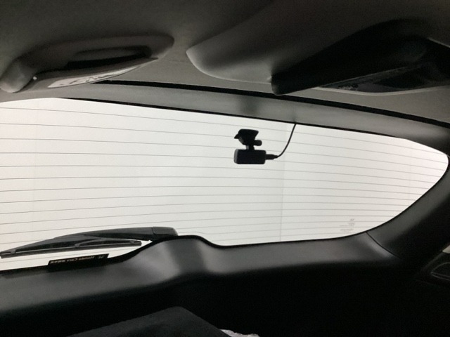 後方にもドライブレコーダーのカメラ（社外品）が付いています。前後両方でお車の周りを監視・記録いたします。＊使用時は、別途SDカードが必要になります。