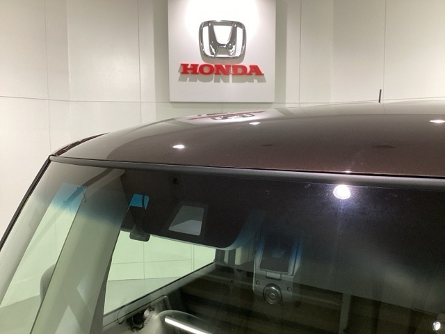 Honda SENSING装着車です。衝突を予測してブレーキをかけたり、前のクルマにちょうどいい距離で走行できる多彩な安心・快適機能を搭載した先進の安全運転支援システムがドライバーをサポートします。