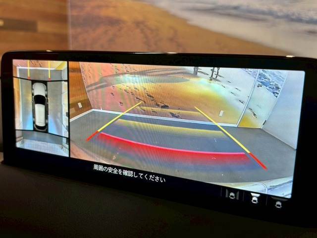 【パノラミックビューモニター】専用のカメラにより、上から見下ろしたような視点で360度クルマの周囲を確認することができます☆死角部分も確認しやすく、狭い場所での切り返しや駐車もスムーズに行えます。