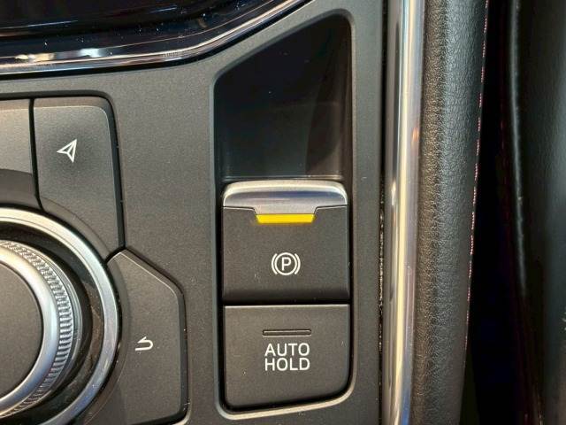 【電動リアゲート】ボタンひとつで大きなゲートも簡単に開閉可能です。高級車ならではの装備は嬉しいですね。