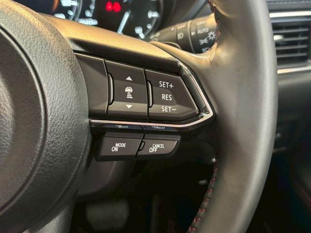 【アダプティブクルーズコントロール】高速走行時に前方のお車を追従してくれるので、長距離ドライブの疲労は大きく軽減されます。