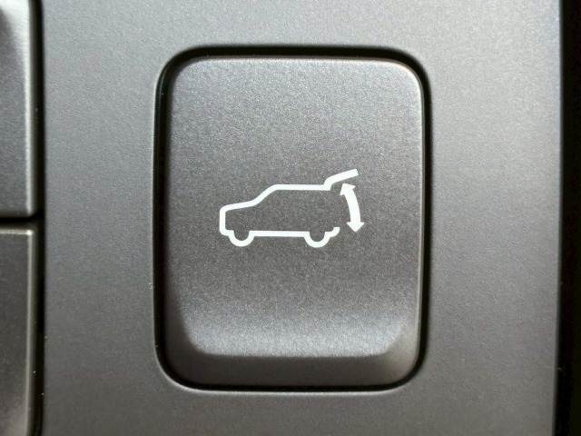 【オートホールド】電動パーキングブレーキ搭載車両についている機能で、信号待ち等でブレーキを放してもブレーキを維持してくれます。