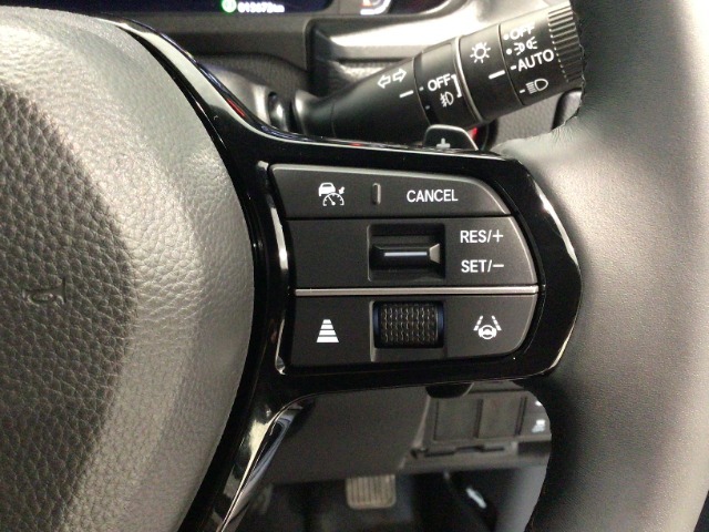 【アダプティブ・クルーズ・コントロール】予め設定した車速内でクルマが自動的に加減速。 前走車との適切な車間距離を維持しながら追従走行し、高速道路でのドライバーの疲労を軽減してくれる嬉しい機能付♪