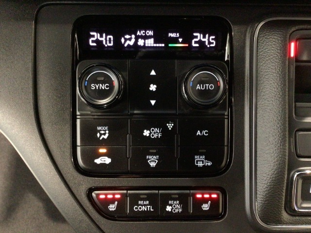 オートエアコンは左右席で独立温度コントロールが可能です。運転席はキンキンに冷やして助手席はマイルドにと言った設定が可能です☆暑さ寒さでケンカすることもなくなりますね♪