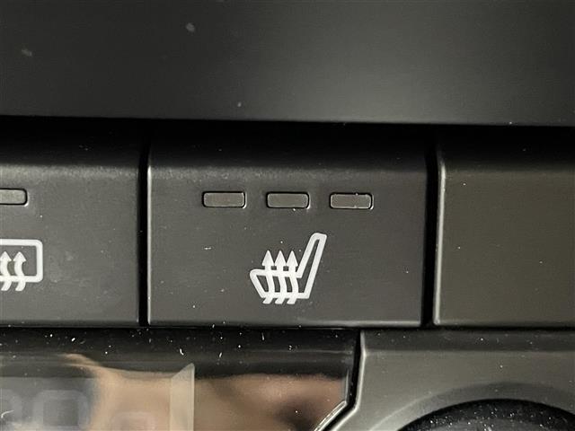 【シートヒーター】シートを温めてくれる暖房機器です！長時間座っていると負担が掛かりやすい背中や腰、または冬場などの寒い日に冷えやすい脚部に快適なぬくもりを伝えます。