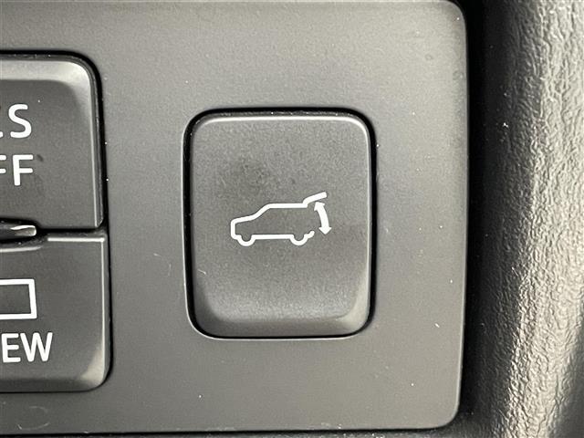 【ハンズフリー機能付パワーリフトゲート】アドバンストキーを携帯して、リアバンパー下部で足を動かすだけ、リアゲートを自動で開閉できます！両手がふさがっている状態でもスムーズです！