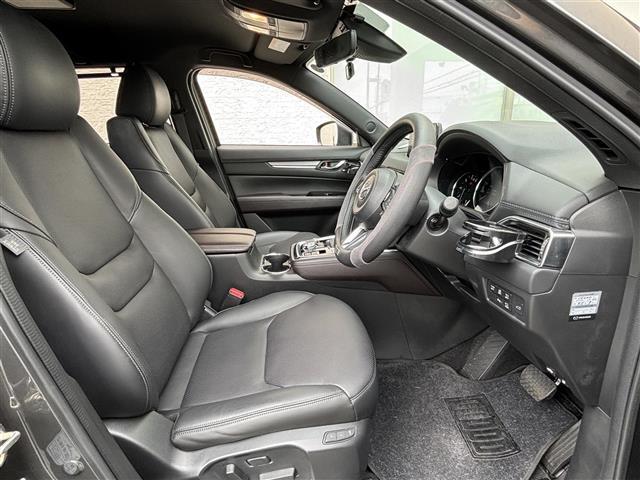 座り心地が良いシートなので長時間の運転でも快適にお過ごしいただけます。新品のフロアマットのご注文も可能です。掲載箇所以外にご希望の写真がございましたらお気軽にお問い合わせ下さい。