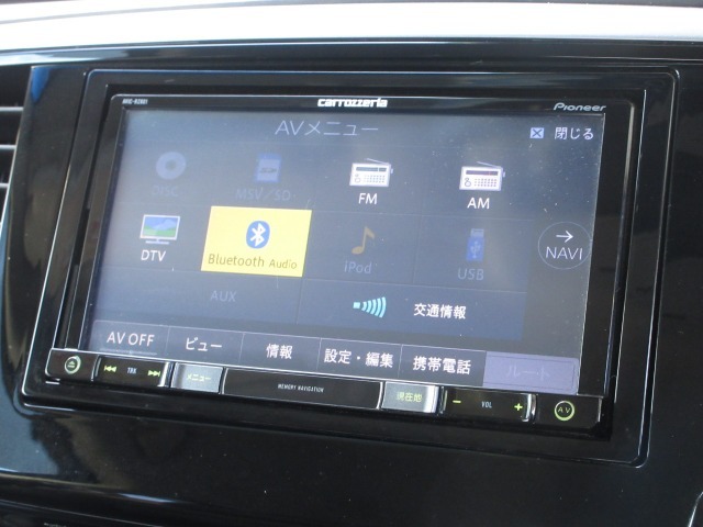 ナビゲーションはカロッツェリアメモリーナビ(AVIC-RZ801)が装着されております。AM、FM、CD、DVD再生、音楽録音再生、フルセグTV、Bluetoothがご使用いただけます。