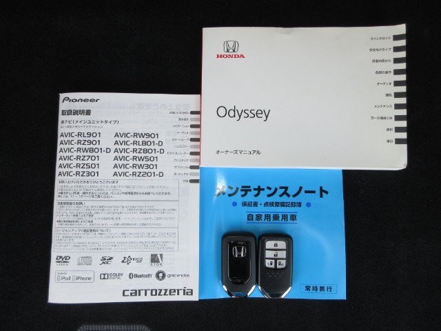 カギをバッグやポケットに入れたままでもドアロックの開閉やエンジン始動ができる『スマートキー』付き！暗くなってもキー穴を捜す必要が無くとっても便利ですから人気の装備です！