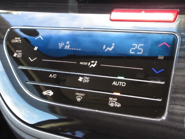 エアコンはオートエアコンでお好みの温度調整が出来、オールシーズン快適にドライブできます！リア席はプライバシーガラスで夏も涼しく過ごせます！