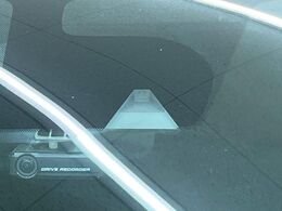 【インテリジェントエマージェンシーブレーキ】フロントカメラで前方の車両や歩行者を検知。衝突しそうな時は衝突被害軽減ブレーキが作動、衝突回避をサポート。より安全にドライブをお楽しみいただけます。