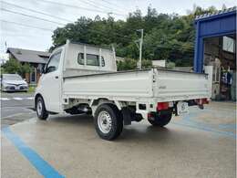 外装はもちろん、内装はシートのクリーニング、除菌、消臭など当店の専属スタッフがおこなっています。