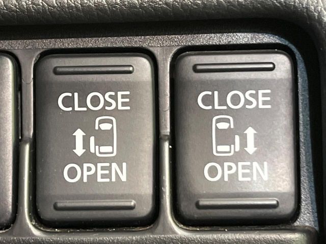 【両側パワースライドドア】スマートキーや運転席のスイッチで後席両側スライドドアの開閉が可能♪電動だから力を入れてドアを開ける必要が無く、小さなお子様でも簡単に開け閉めでき快適です♪