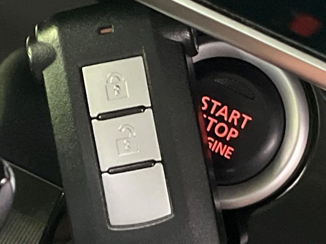 【インテリジェントキー】カバンやポケットに入れたままでもドアの施錠・解錠が可能なスマートキーを装備。エンジンのオン・オフ時もカギを取り出す必要が無いからとっても便利です♪