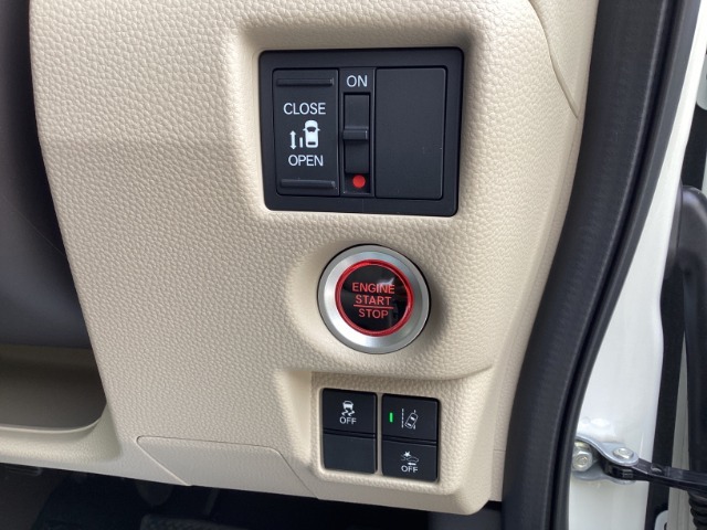電動スライドドア装備！運転席よりボタン一つで開閉可能でございます。
