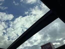 開口部の大きなパノラミックスライディングルーフ。明るい光が室内を満たします。