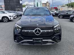 フロントグリル中央に大きく輝くスリーポインテッドスター。メルセデスベンツならではのステータスを強く感じる事ができます。