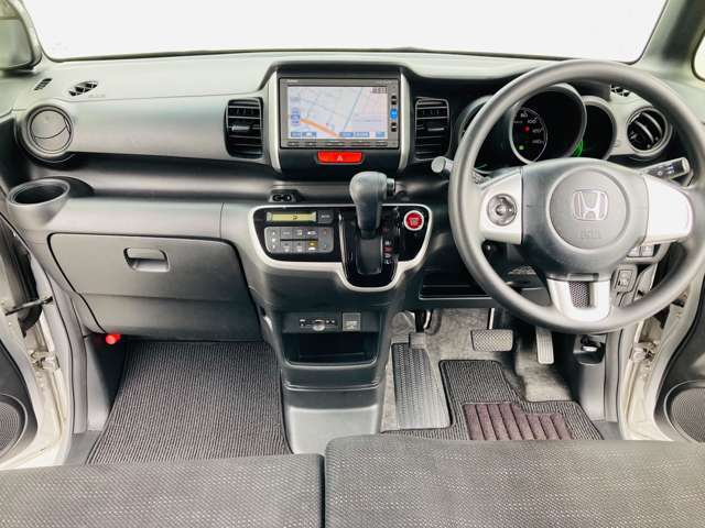 【内装全体】　車内広々快適空間♪使いやすい操作パネルで操作もラクラク♪ゆったり乗れて運転が楽しくなっちゃいます☆