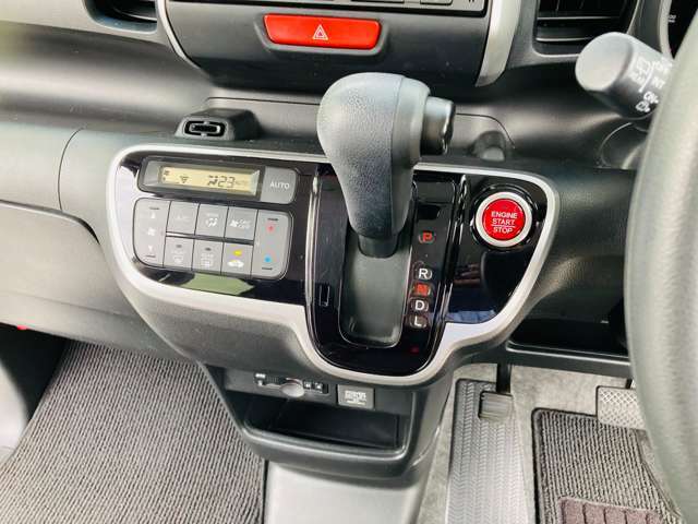 【オートエアコン】　快適装備のオートエアコンを装備♪　温度を設定しておくだけで車内の温度を自動で快適にたもってくれます☆