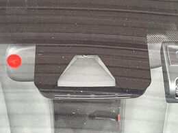 【トヨタセーフティセンス】走行中に前方の車両等を認識し、衝突しそうな時は警報とブレーキで衝突回避と被害軽減をアシスト。より安全にドライブをお楽しみいただけます。