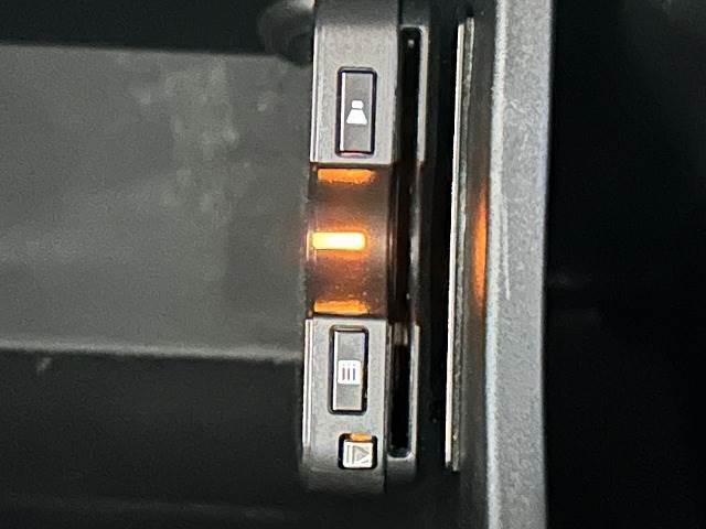 【ETC車載器】を装備しておりますので、ご納車直後からの遠距離ドライブも可能です。土日の利用料金の割引や、朝夕の通行料金を割引料金で高速道路をお楽しみいただけます。