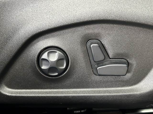 【パワーシート】は細やかな調整ができ、体格を問わずベストポジションがとれ長距離ドライブも快適です。