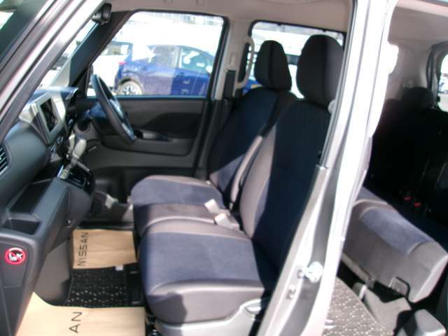 前席ウォークスルーで左右の移動はラクチンです！