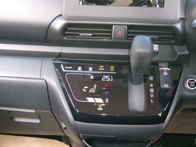 深みのあるピアノ調を施したタッチパネル式のオートエアコンです！温度設定しておくと、自動で風量調節してくれるんです！洗練されたインテリアな上、スイッチにほこりがたまらず、掃除もさっと一拭きで行えます！