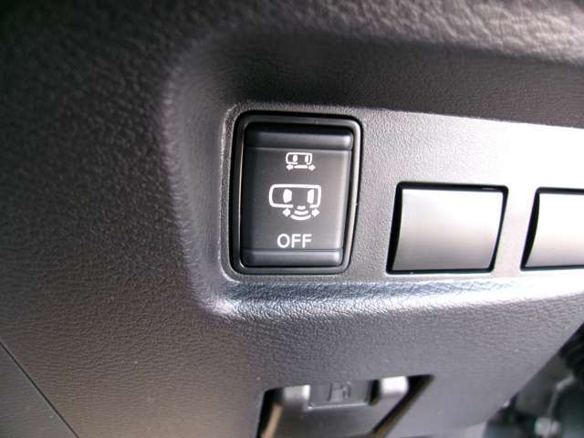 ハンズフリーオートスライドドア機能がついています！両手がふさがっていても、キーを持っていればスライドドアの下に足先を入れて引くだけで、ドアが自動で開閉できるんです。