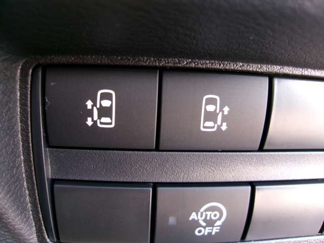 左右オートスライドドアになっていますので、小さいおこさまやご年配の方でもラクに開閉できますよ！運転席からでもワンタッチで操作できるんです＾＾